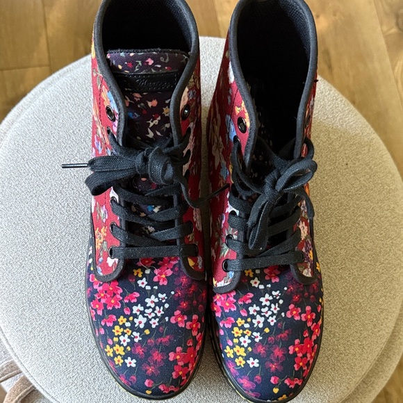 Dr. Martens Floral Lace-Up Boots - Picture 5 of 6